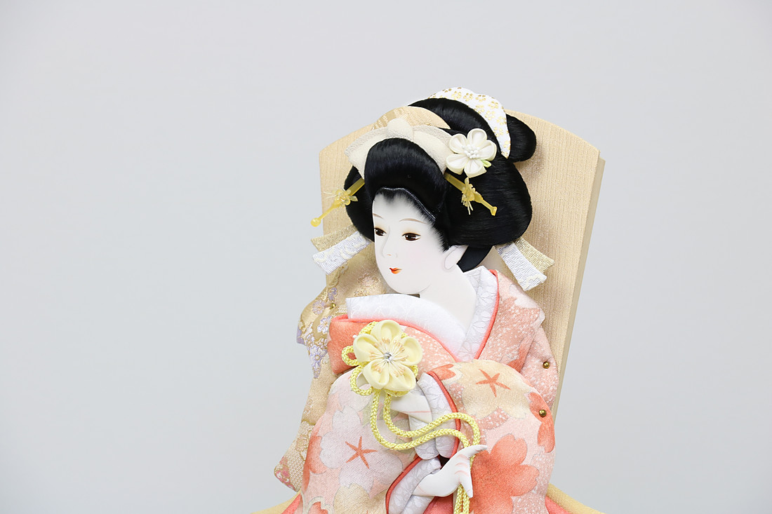 淡いオレンジの振袖に桜を散らした羽子板「無垢 振袖オレンジ」の顔と胸元