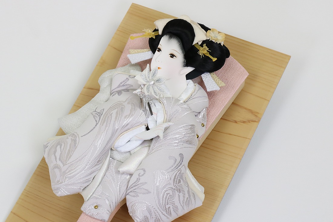 羽子板を近くから見たところ。振袖姿で、お顔や髪飾りまで細かく作られている