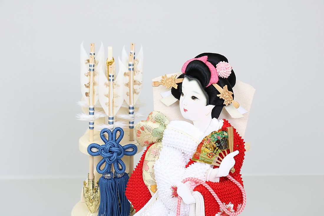 並べて飾った羽子板と破魔弓。振袖姿の押絵羽子板と、白い矢羽根の破魔弓