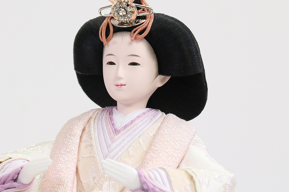 昔ながらの端正な顔立ちの雛人形