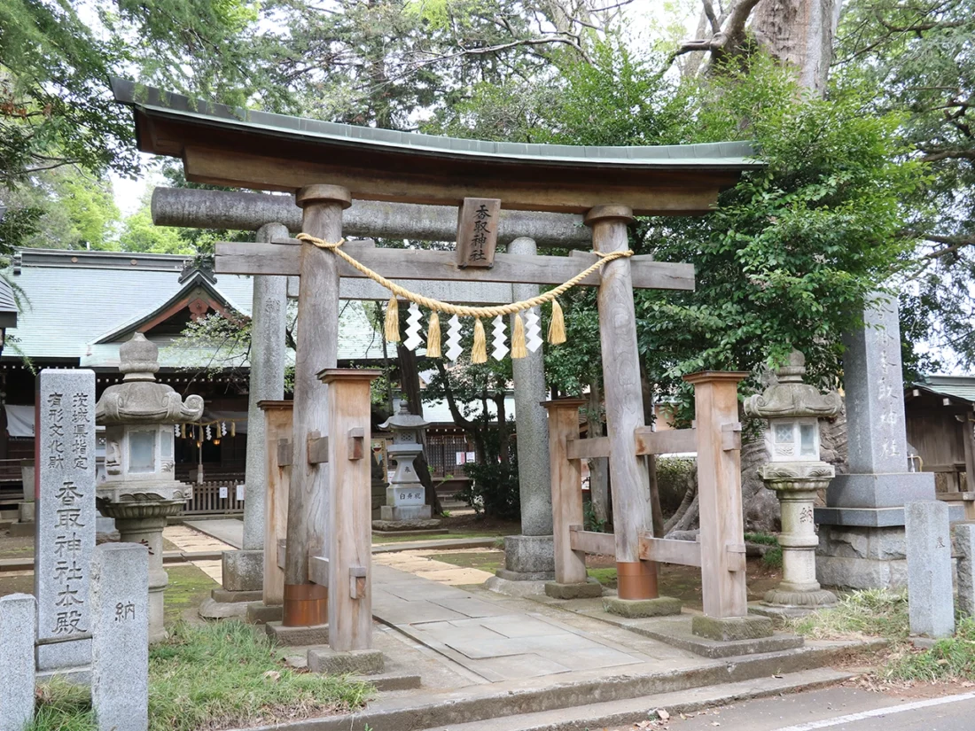 人形供養をお願いしている沓掛香取神社の鳥居と本殿